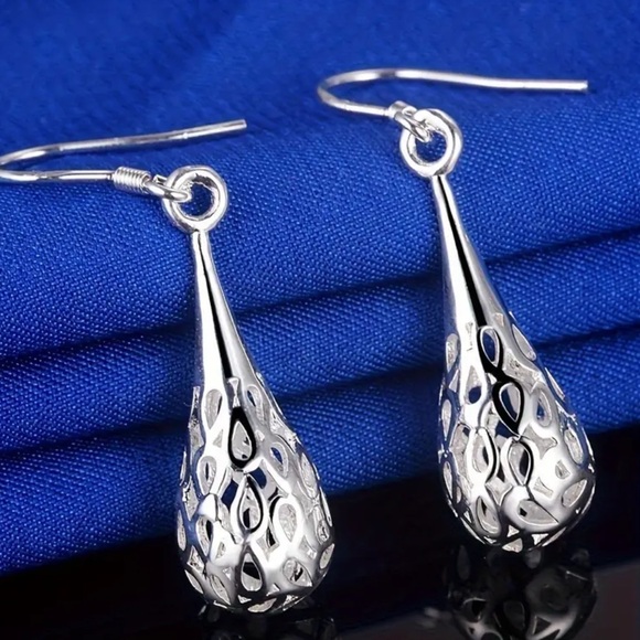NWOT - Hallow Droplet Dangle Earrings - Picture 3 of 7